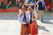 Девочки-школьницы на площади Дурбар